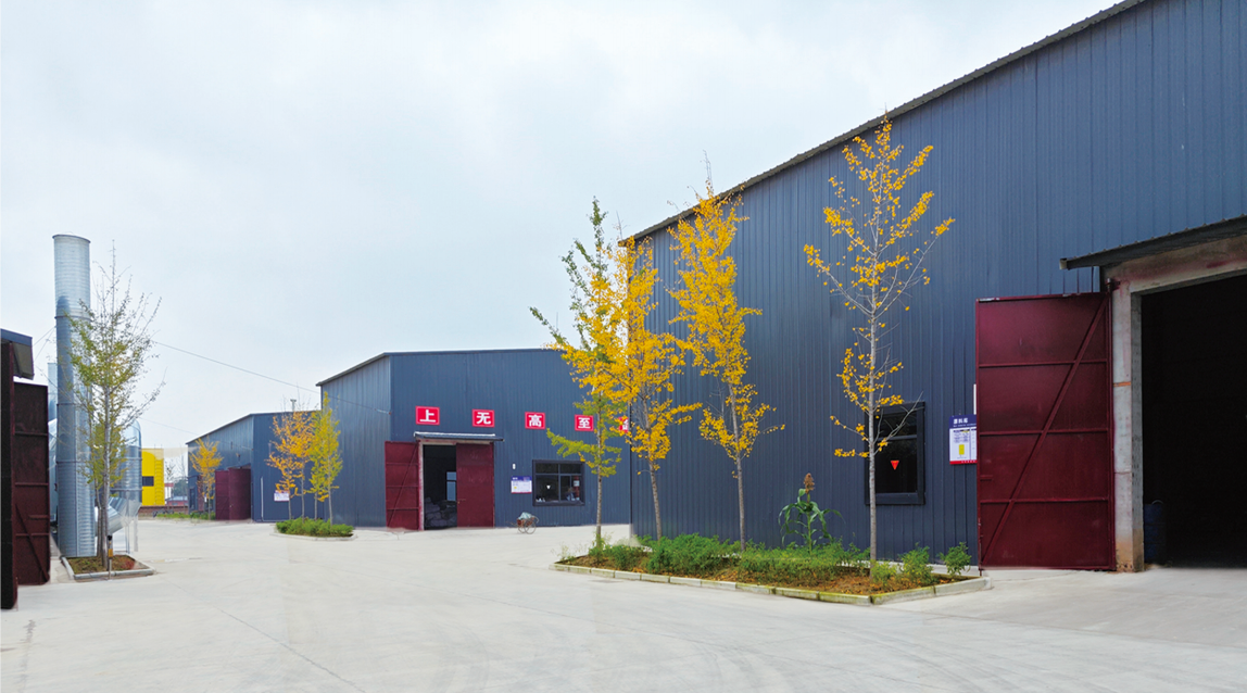 公司办公楼外景，现代建筑风格，玻璃幕墙，绿植环绕