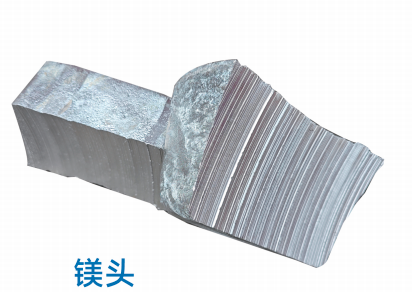 金属管材和型材产品展示，整齐排列在货架上，仓库环境整洁