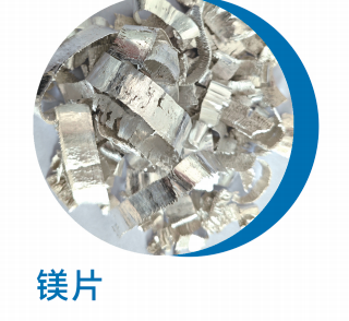 金属管材和型材产品展示，整齐排列在货架上，仓库环境整洁